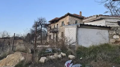 Ankara'nın Haymana ilçesinde, bir evin bahçesinde bağlı olarak tutulan köpek,