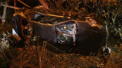 Sakarya’nın Adapazarı ilçesinde hafif ticari araç ile otomobilin çarpışması sonucu