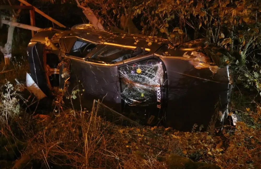 Sakarya’nın Adapazarı ilçesinde hafif ticari araç ile otomobilin çarpışması sonucu
