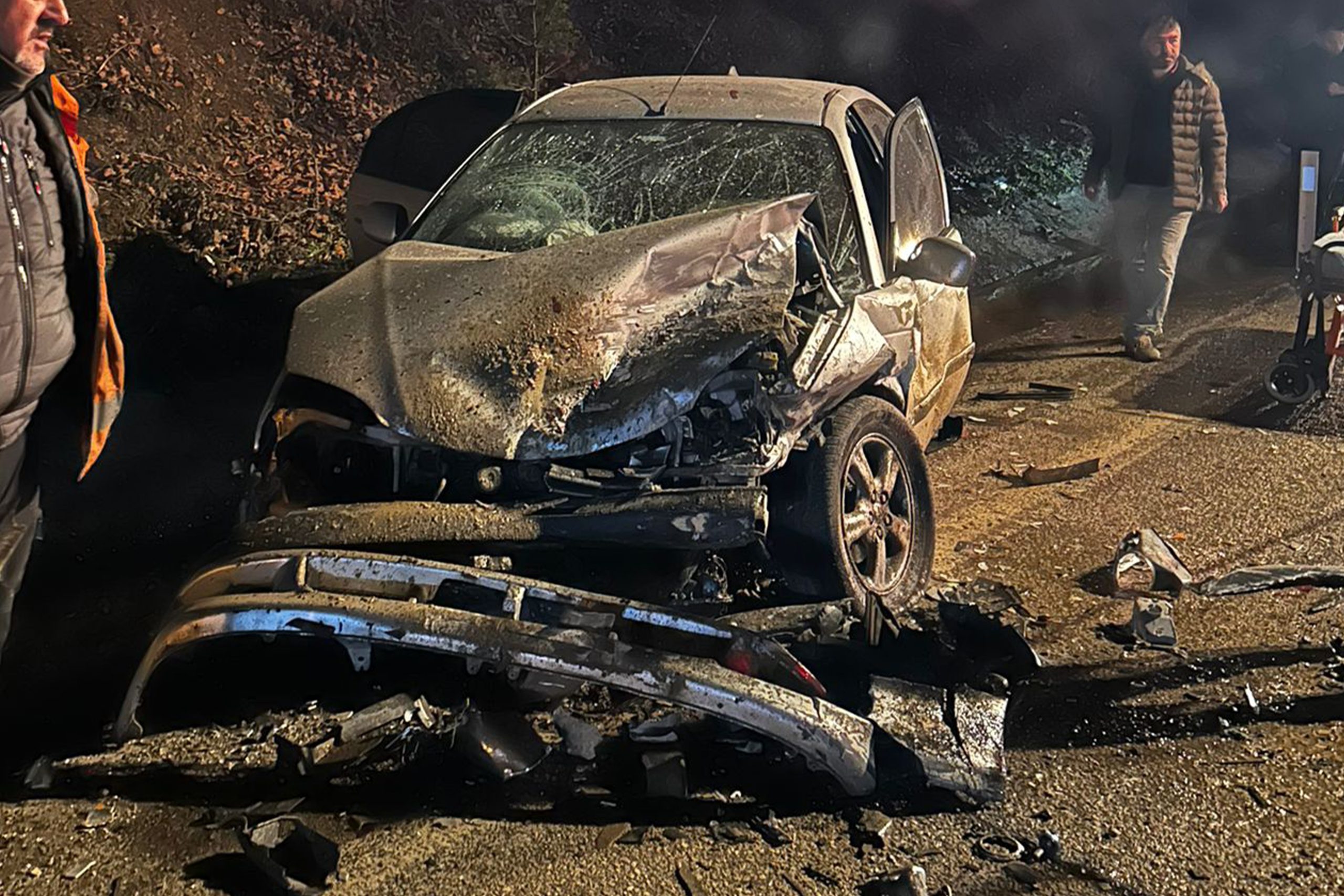 Bolu’da Abant yolu üzerinde meydana gelen kazada iki otomobil çarpıştı.