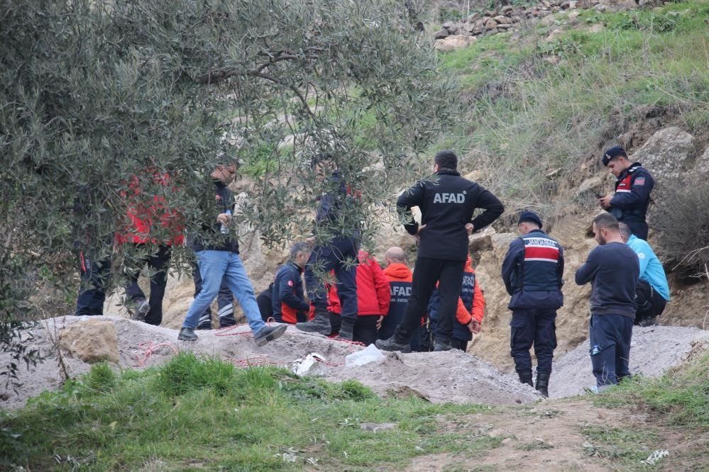 Aydın'ın Efeler ilçesinde define aramak için girdiği tünelde mahsur kalan