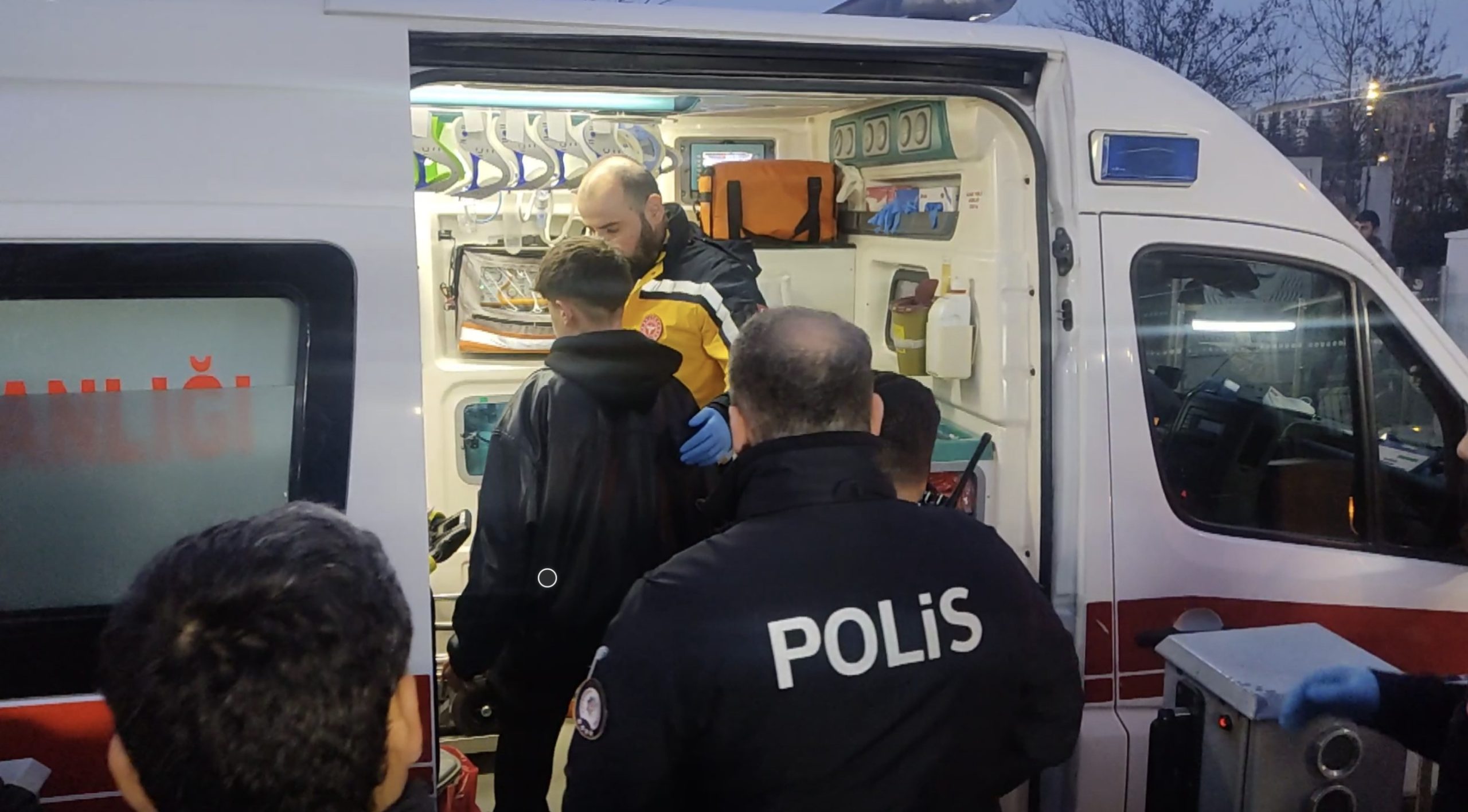 Eskişehir’in Vişnelik Mahallesi’nde liseliler arasında çıkan kavgada çok sayıda öğrenci