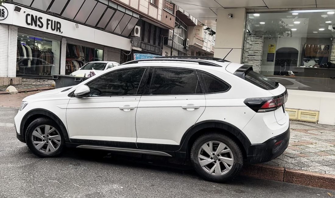 Zeytinburnu’nda sabah saatlerinde park halindeki bir otomobile yönelik silahlı saldırıda