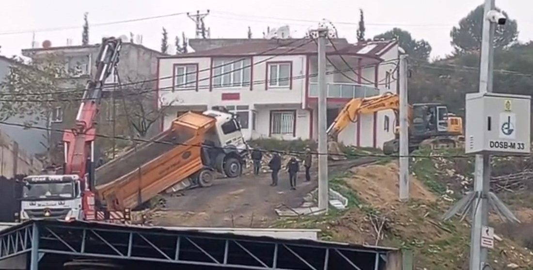 Kocaeli’nin Dilovası ilçesinde hafriyat dökümü sırasında geri kayarak askıda kalan