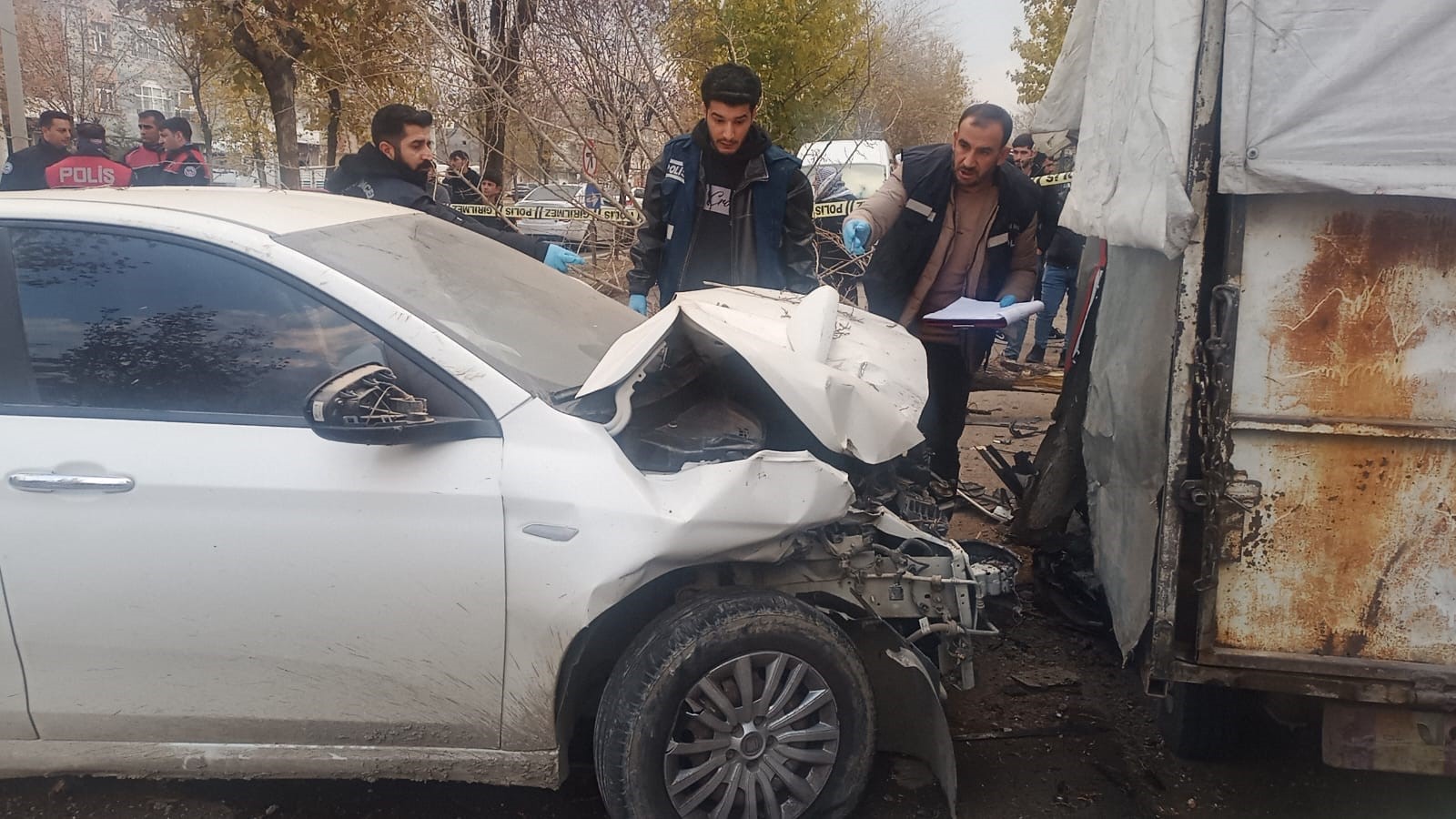 Şanlıurfa’nın Siverek ilçesinde, yolun karşısına geçmeye çalışan bir kadın otomobilin