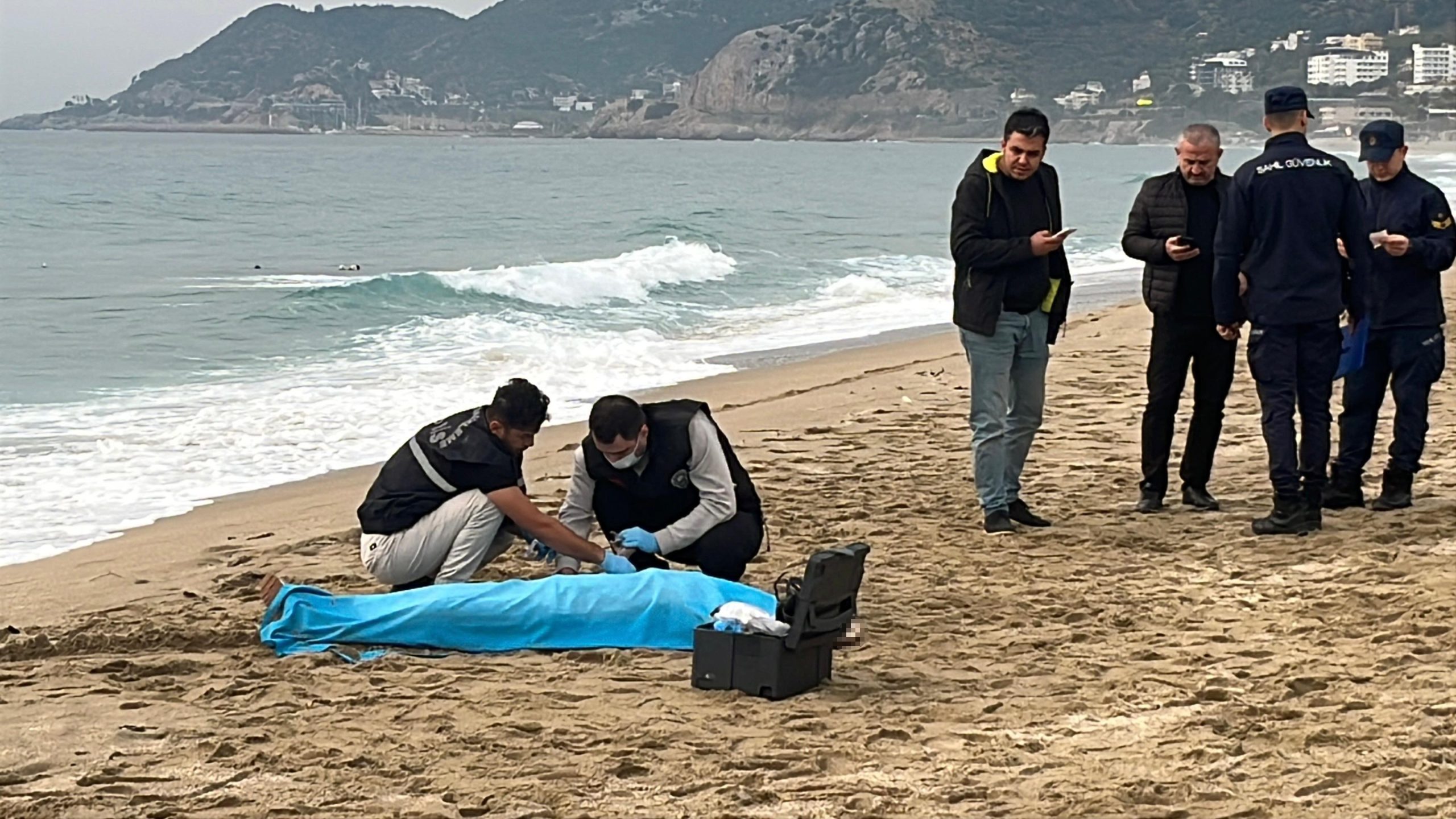 Alanya’nın Kleopatra Plajı’nda sahilde ölü olarak bulunan yabancı uyruklu kadının