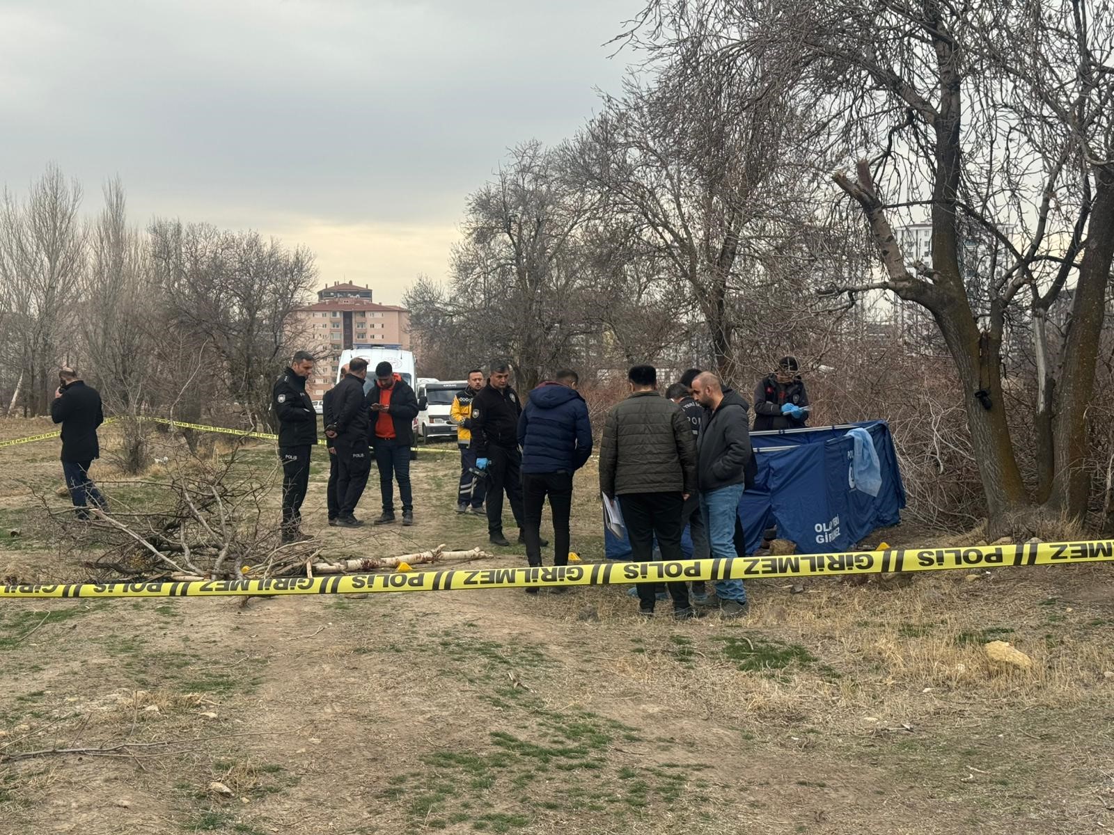 Niğde merkezde boş bir arazide hareketsiz halde bulunan erkek şahsın