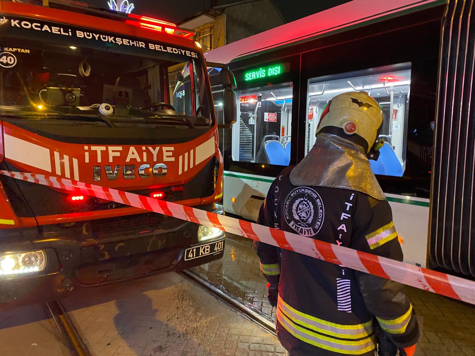 Kocaeli İzmit’te yolun karşısına geçmeye çalışan 71 yaşındaki kadın, tramvay