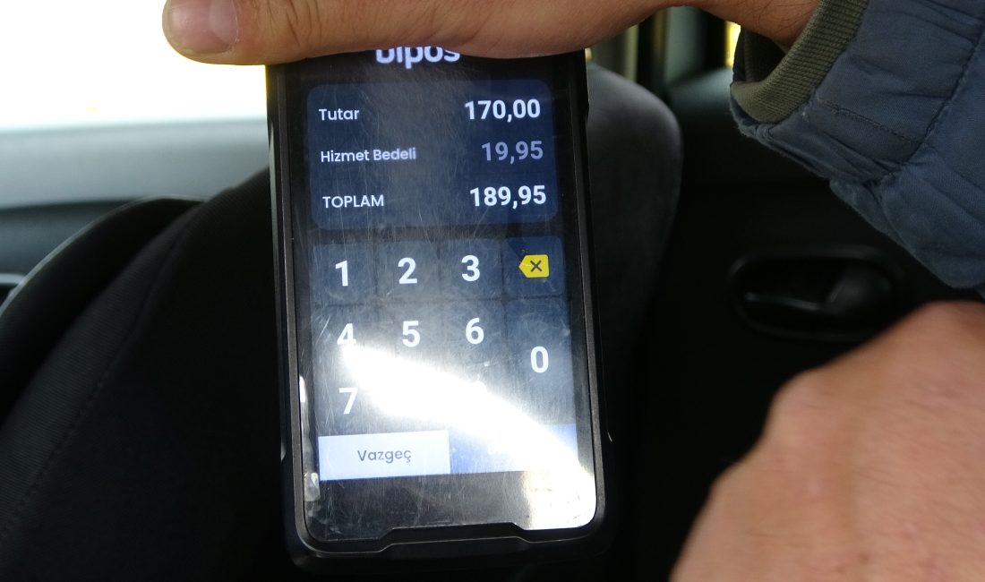 Kocaeli’de bir yolcunun kredi kartıyla ödeme sırasında taksimetreye eklenen “hizmet