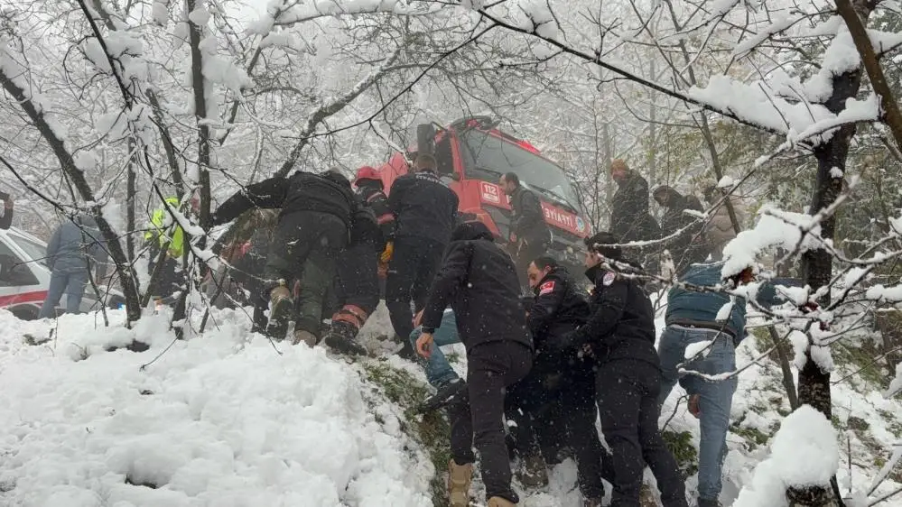 Sakarya’nın Hendek ilçesinde kar sebebiyle kayganlaşan yolda kontrolden çıkan otomobil,