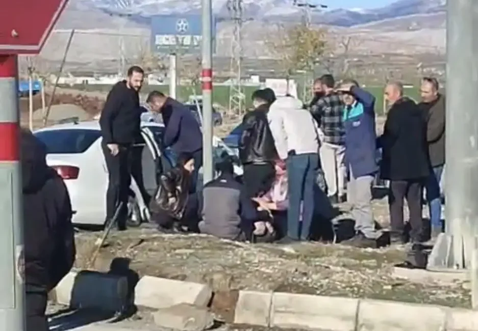 Adıyaman- Gölbaşı Karayolu Urfa Yol Ayrımı Kavşağı’nda iki aracın çarpışması
