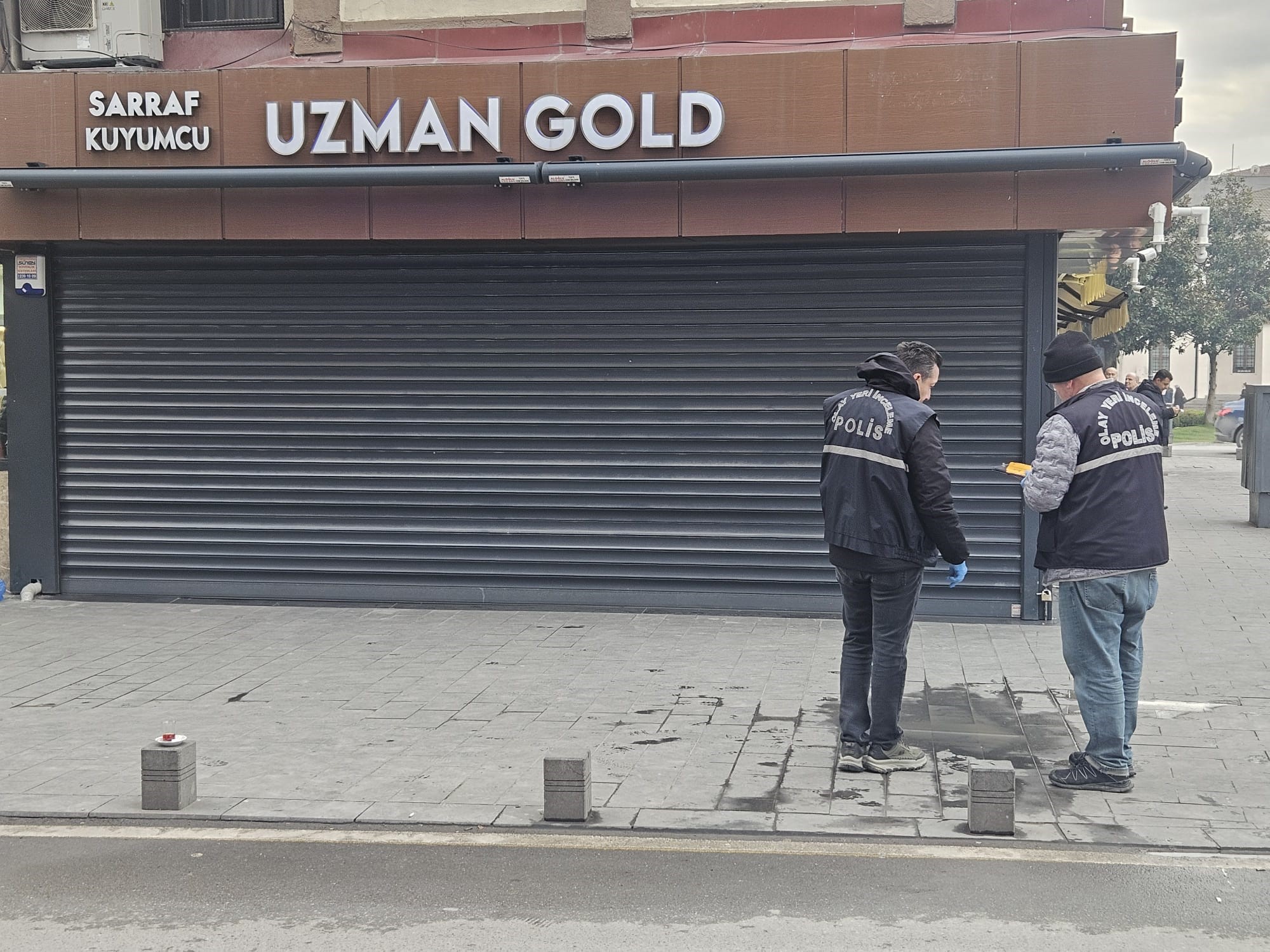 Balıkesir Ali Hikmetpaşa Meydanı’ndaki bir kuyumcu, kapalı olduğu saatte kimliği