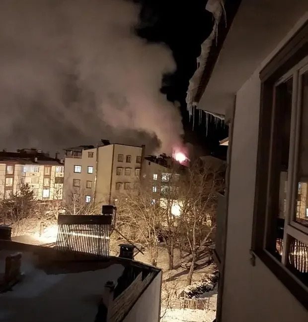 Erzurum’un Uzundere ilçesinde, henüz belirlenemeyen bir nedenle bir binanın çatı