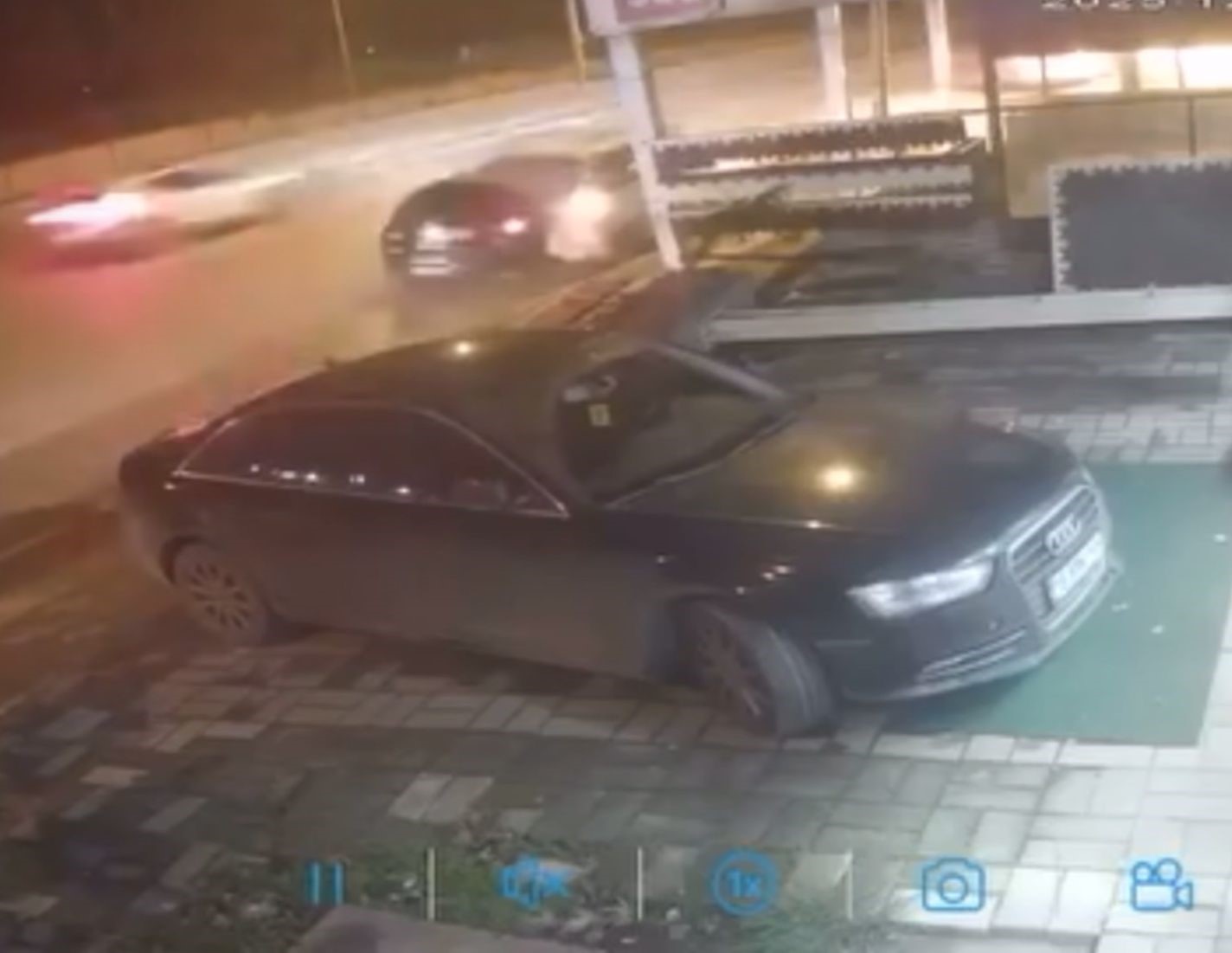 Bursa'nın Yıldırım ilçesinde aşırı hız yapan otomobil kontrolden çıkarak park