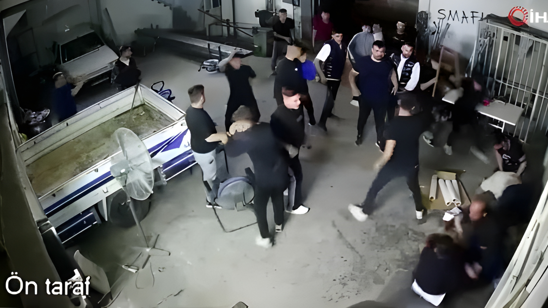 Konya'da bir iş yerine gelen çoğu çocuk yaştakilerden oluşan grubun,