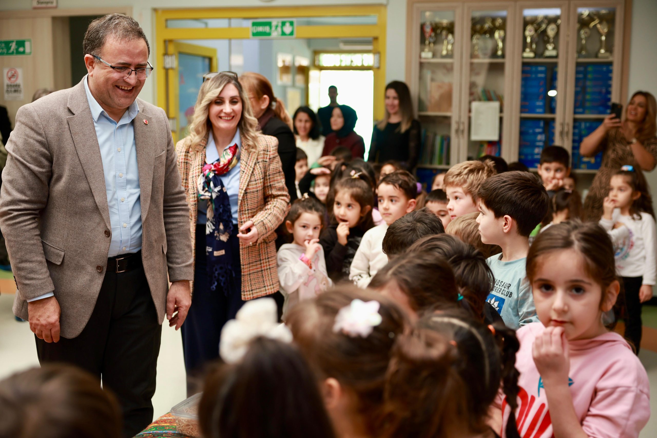 Atatürk Anaokulu’nun düzenlediği dayanışma kermesinde öğrenciler, veliler ve ilçe halkı