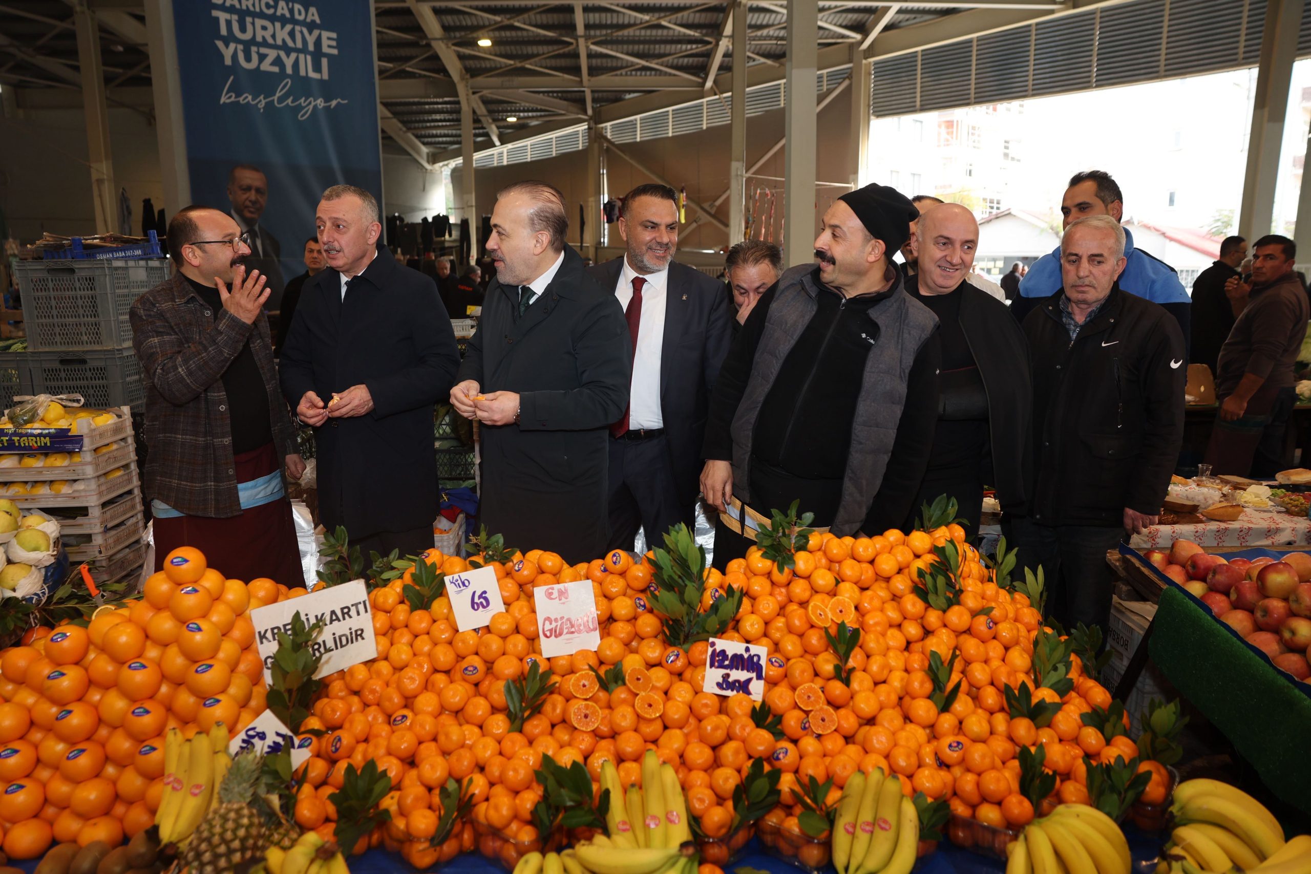 Darıca merkezdeki kapalı Pazar alanında kurulan Perşembe Pazarı’nda esnafın sofrasına