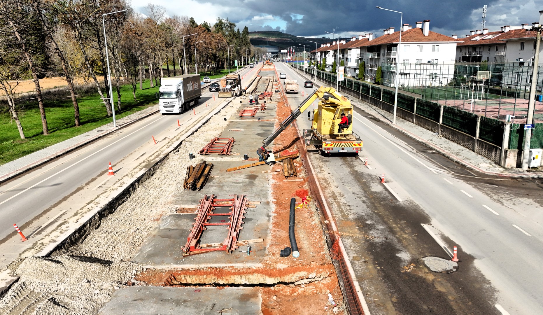 Kocaeli Büyükşehir Belediyesi’nin İzmit Alikahya–Kartepe tramvay hattı projesinde ilk raylar