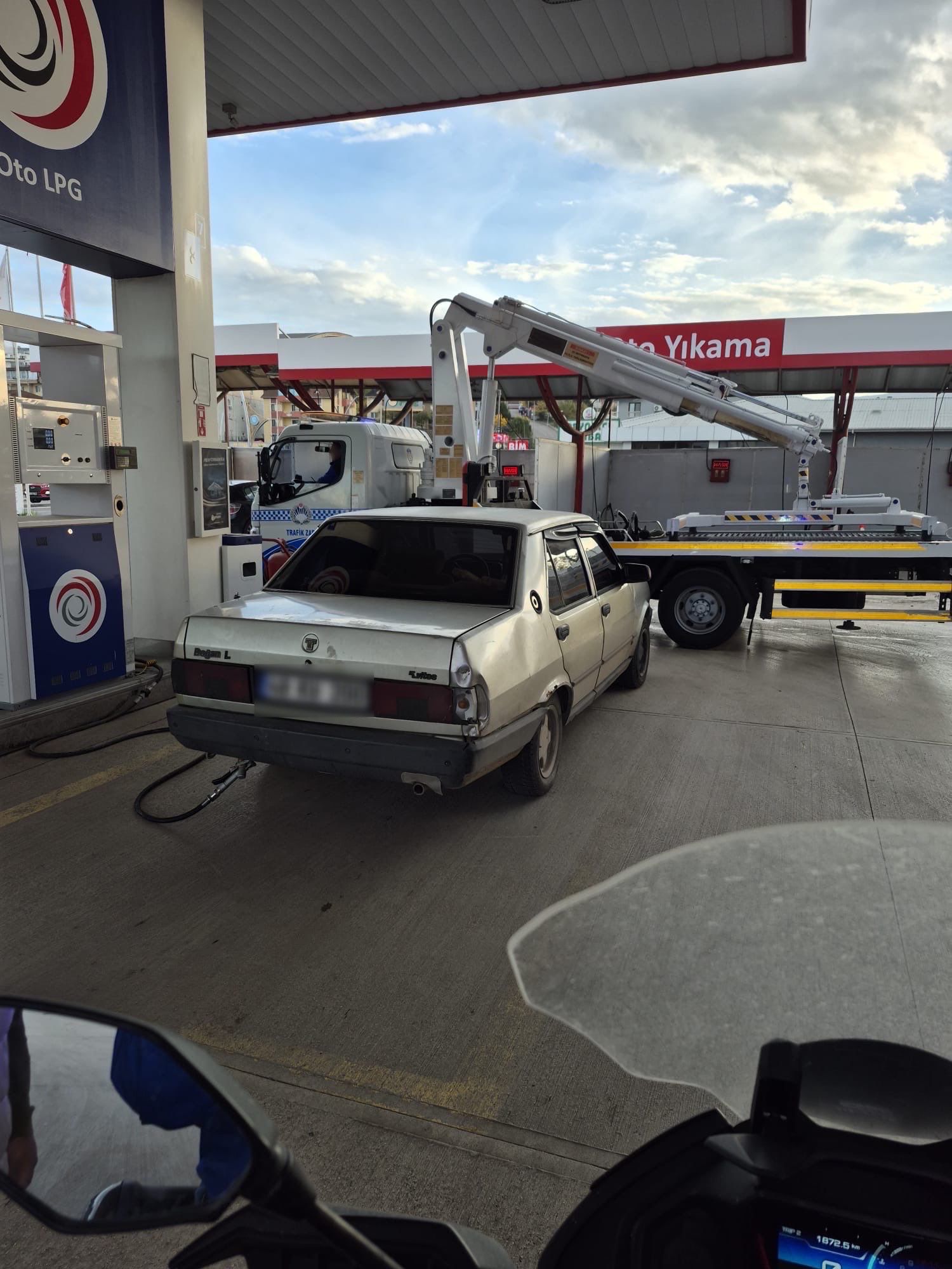 Kocaeli Büyükşehir Belediyesi Zabıta ekipleri, Yuvacık istikametinde benzini biten bir