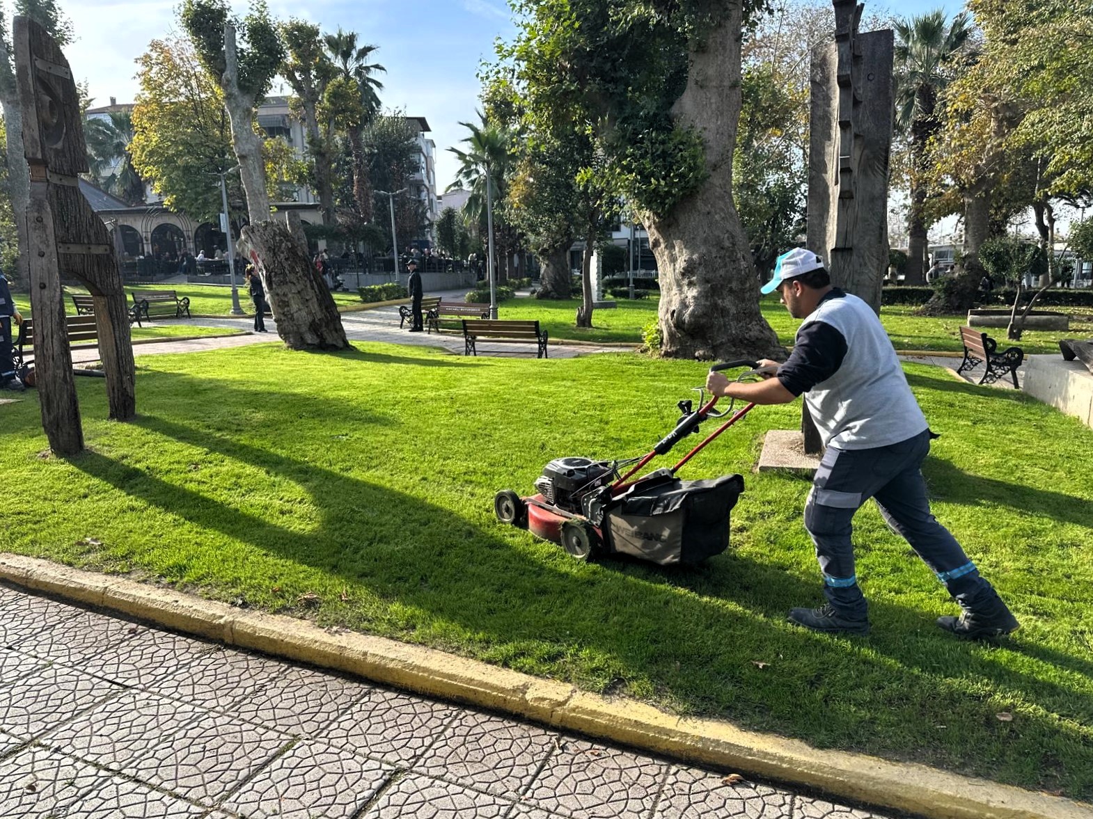 Kocaeli Büyükşehir Belediyesi, kent genelindeki yeşil alanlarda düzenli bakım çalışmalarıyla