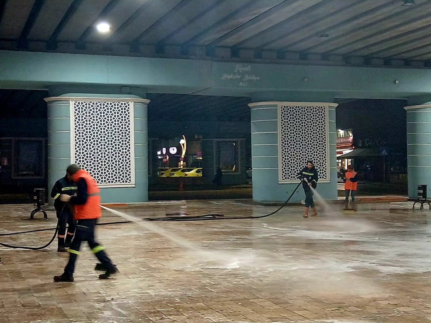 Körfez Belediyesi Temizlik İşleri Müdürlüğü ekipleri, temizlik çalışmalarıyla ilçeyi daha