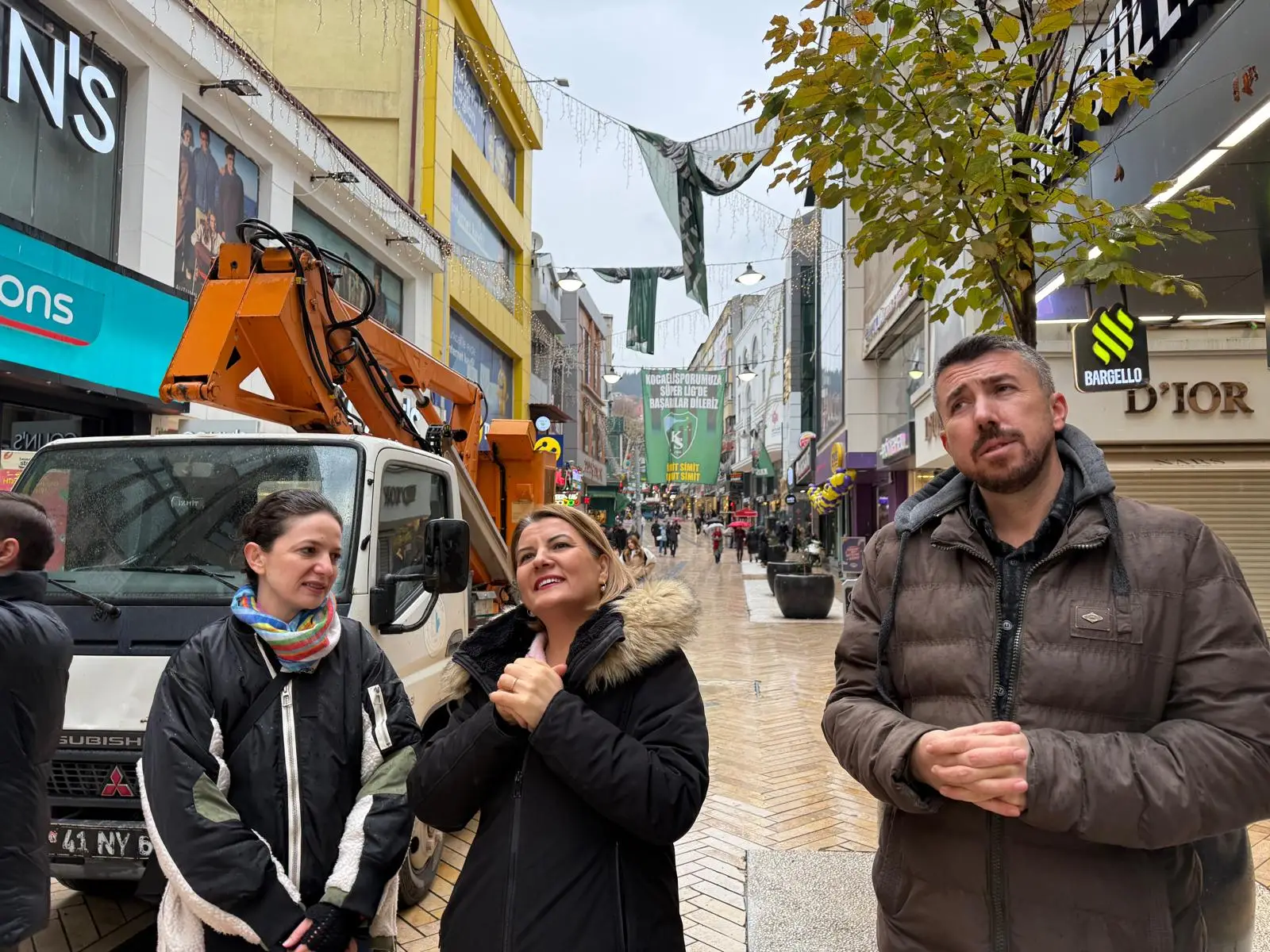 Fatma Başkan, Fethiye Caddesi’ndeki yılbaşı hazırlıklarını yerinde inceledi. Başkan Hürriyet,