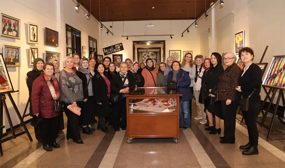 Kocaeli Güzel Sanatlar Galerisi’nde açılan “Kumaşların Dansı” sergisi, Kocaeli Büyükşehir