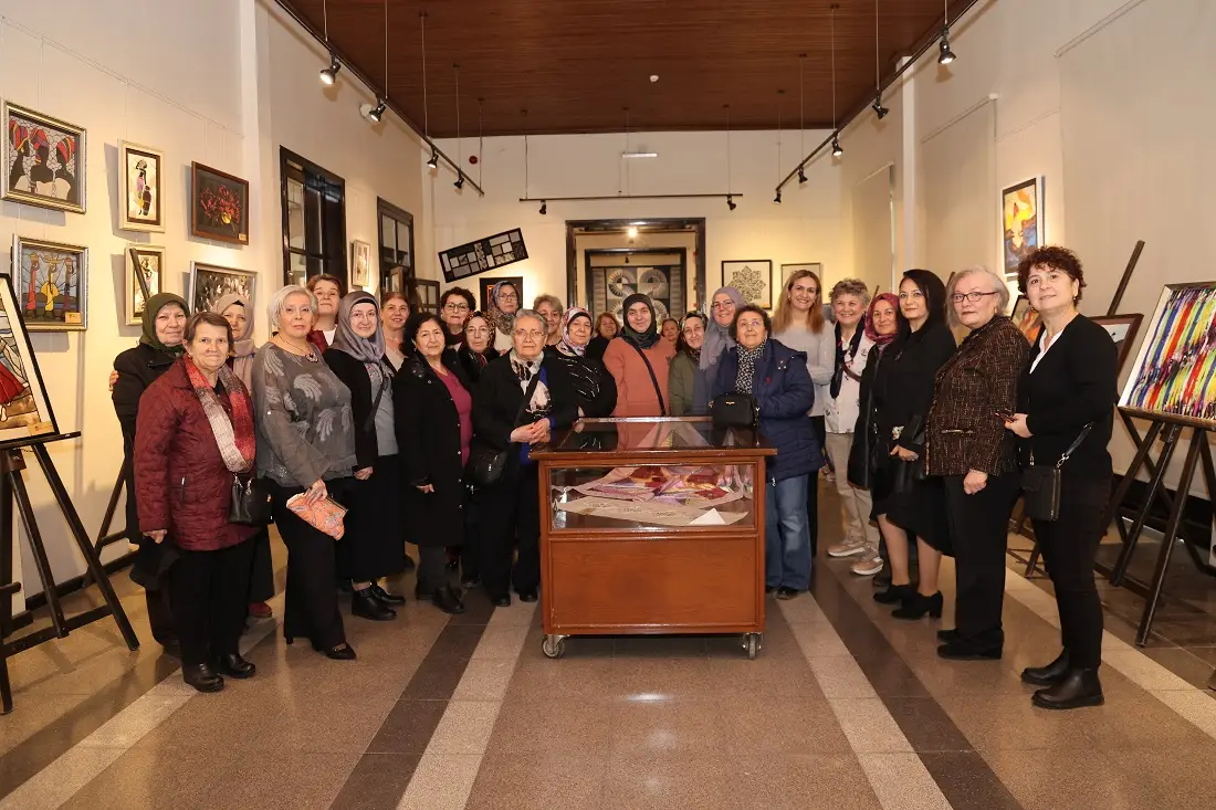 Kocaeli Güzel Sanatlar Galerisi’nde açılan “Kumaşların Dansı” sergisi, Kocaeli Büyükşehir