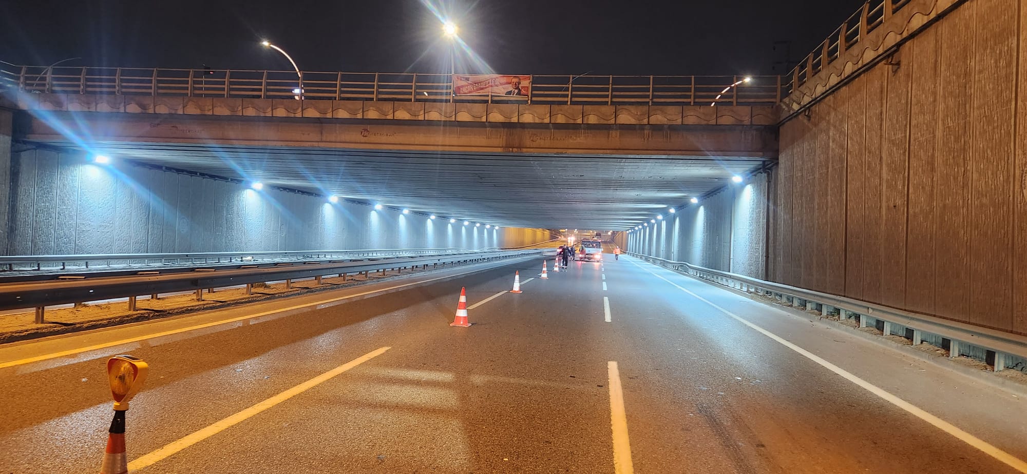 Kocaeli Büyükşehir Belediyesi, Osmangazi Köprüsü Tüneli’nde aydınlatma yenileme çalışması gerçekleştirdi.