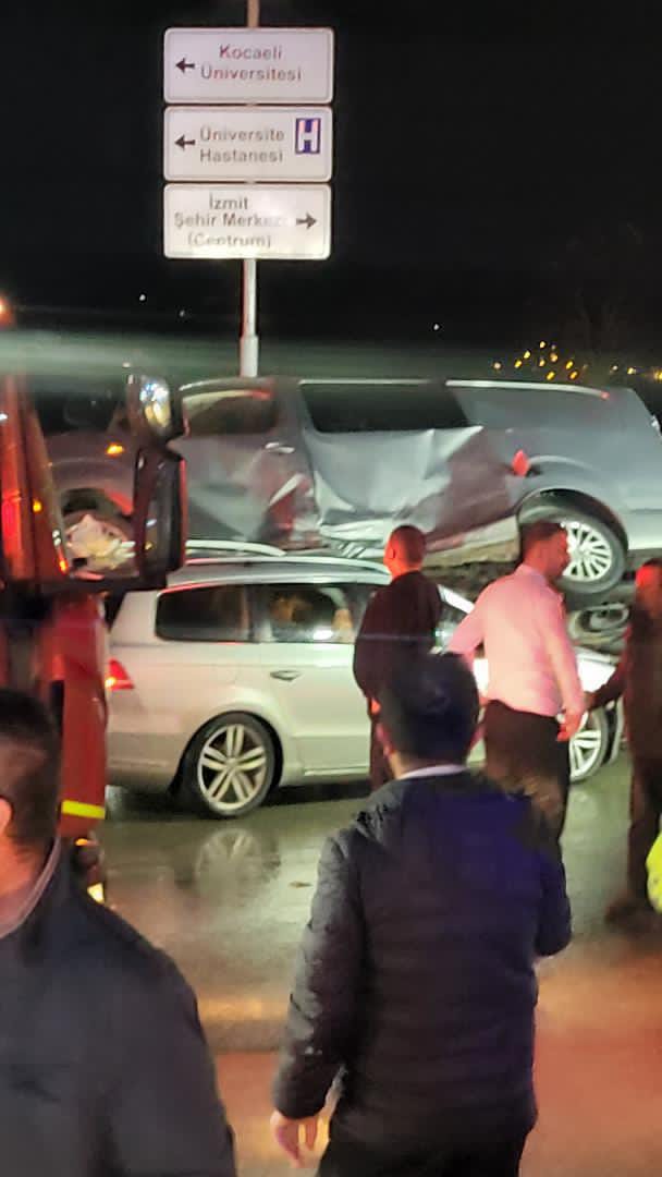 İzmit Umuttepe Kent Mezarlığı kavşağında, iddialara göre sürücünün yüksek hız