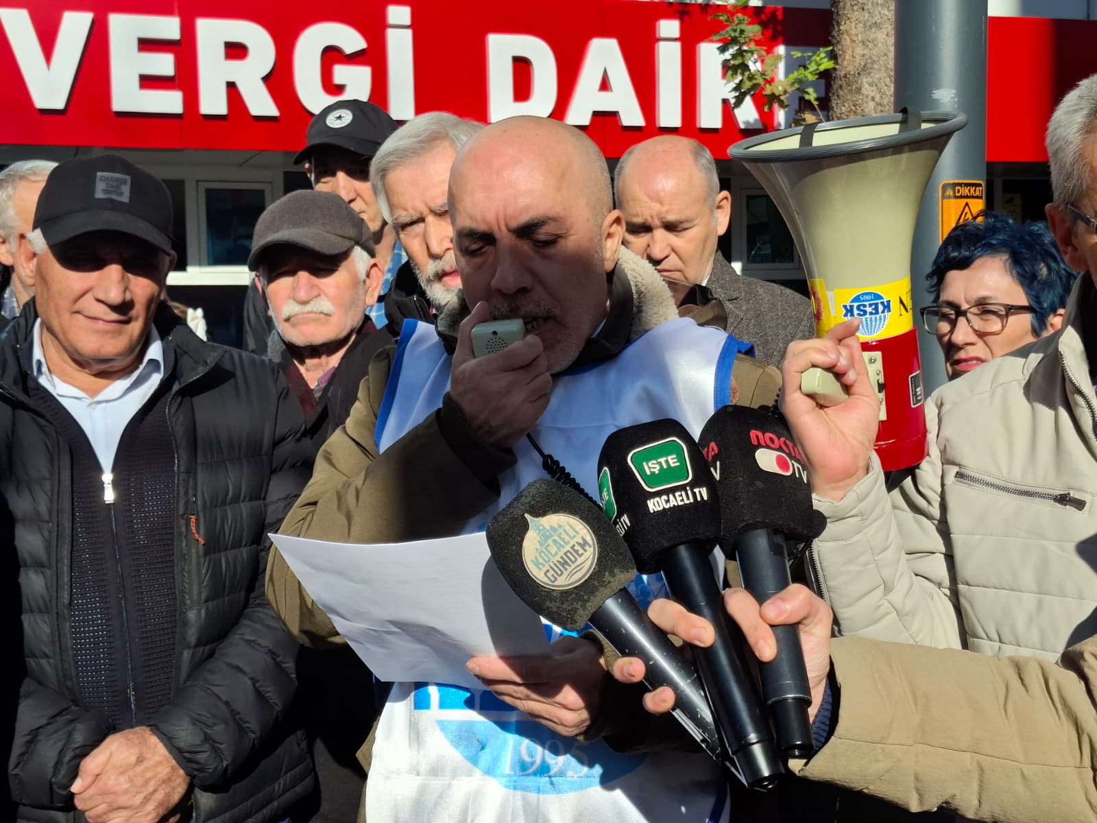 KESK Kocaeli Şubeler Platformu tarafından Acısu Vergi Dairesi önünde gerçekleştirilen