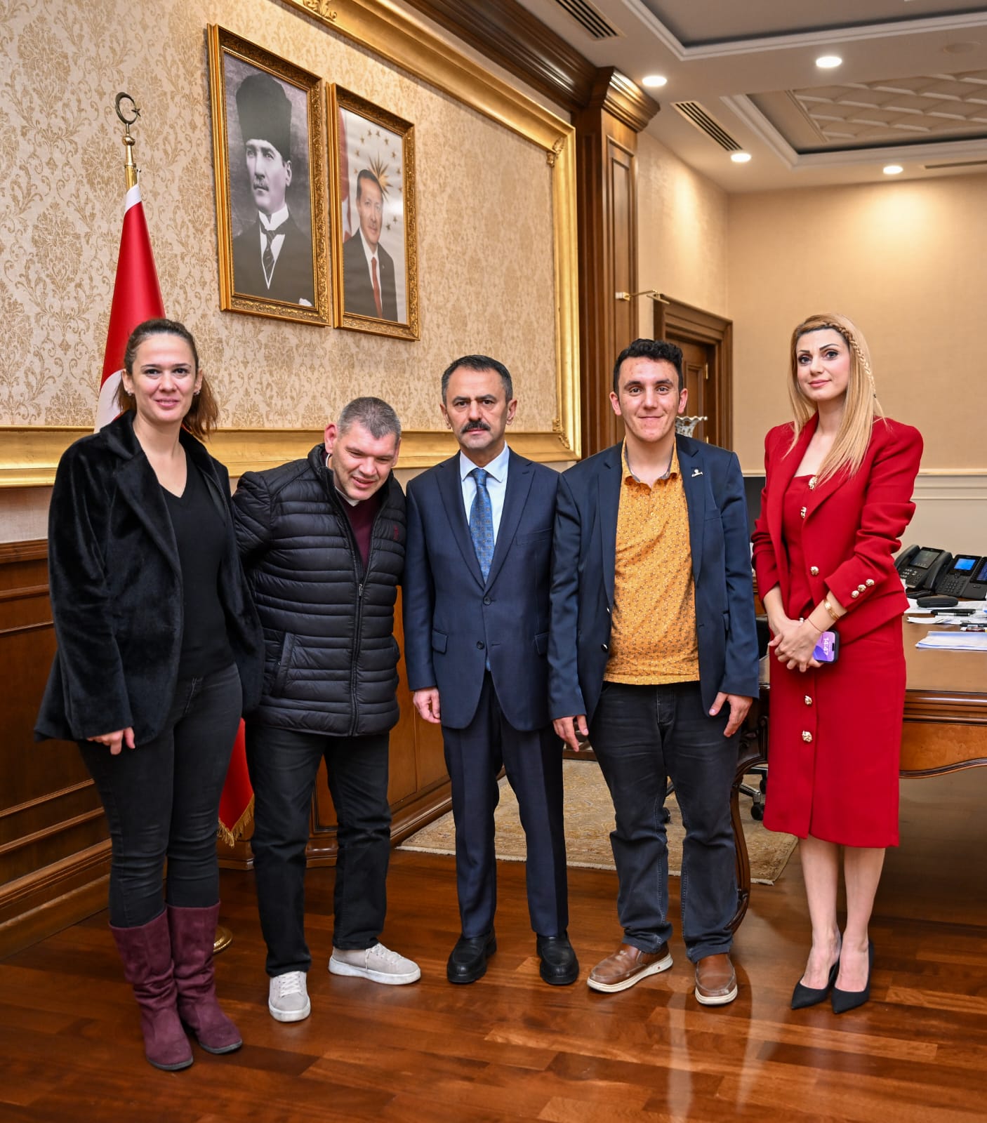  Sevgi Varsa Engel Yok Derneği Başkanı Zeynep Bulut ve yönetim