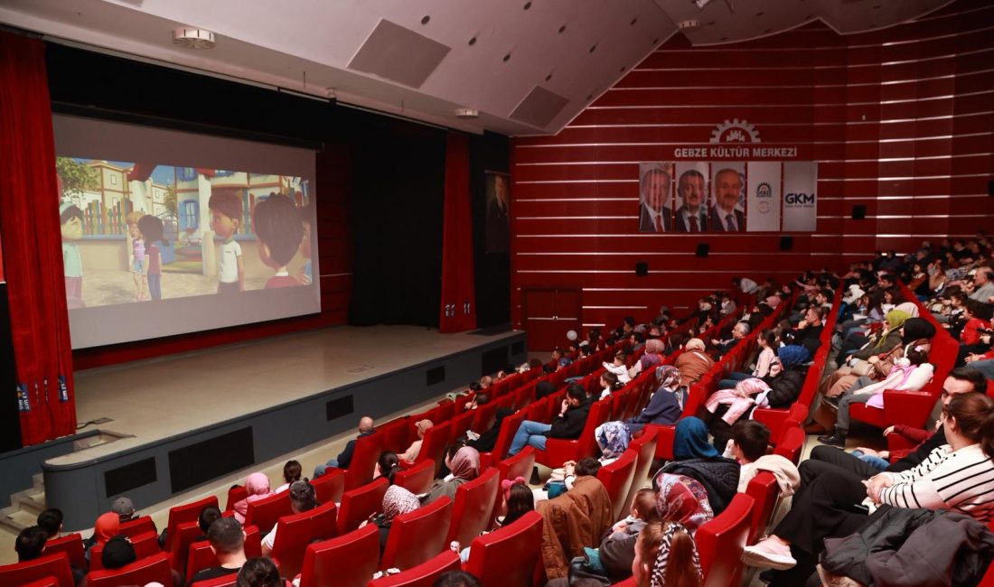 Gebze Kültür Merkezi’nde düzenlenen çocuk filmi gösterimine katılan Belediye Başkanı