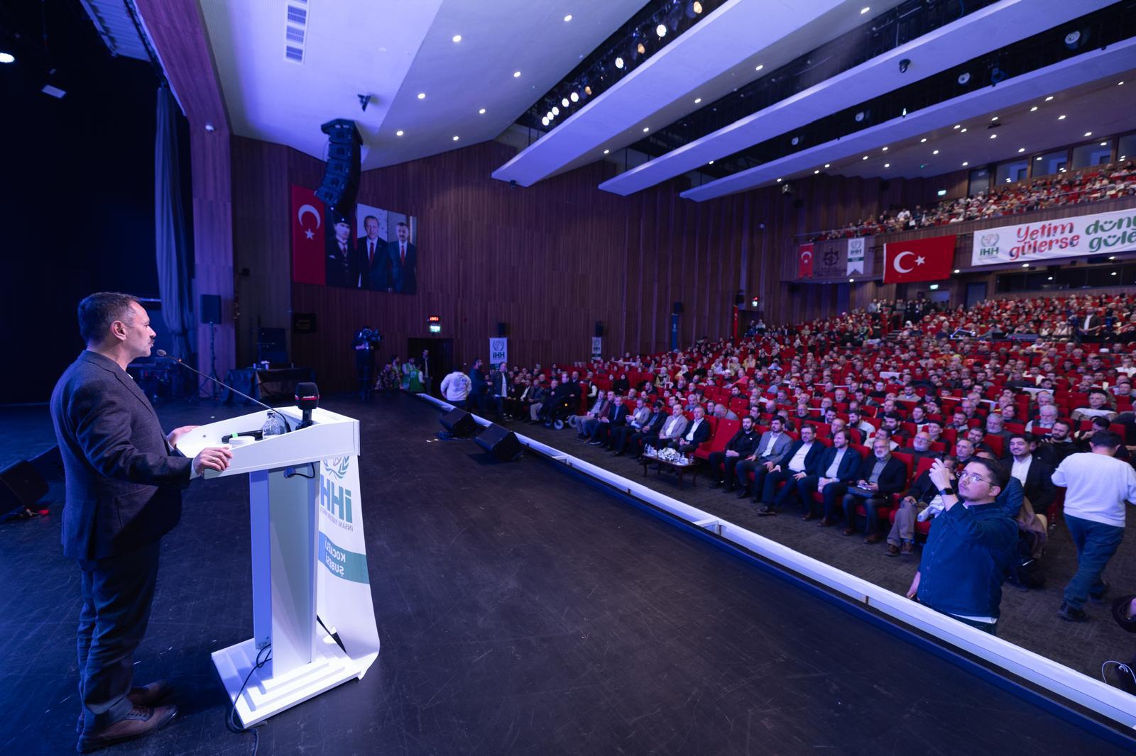 İHH Kocaeli Şubesi öncülüğünde düzenlenen 13. Yetim Dayanışma Gecesi programı,