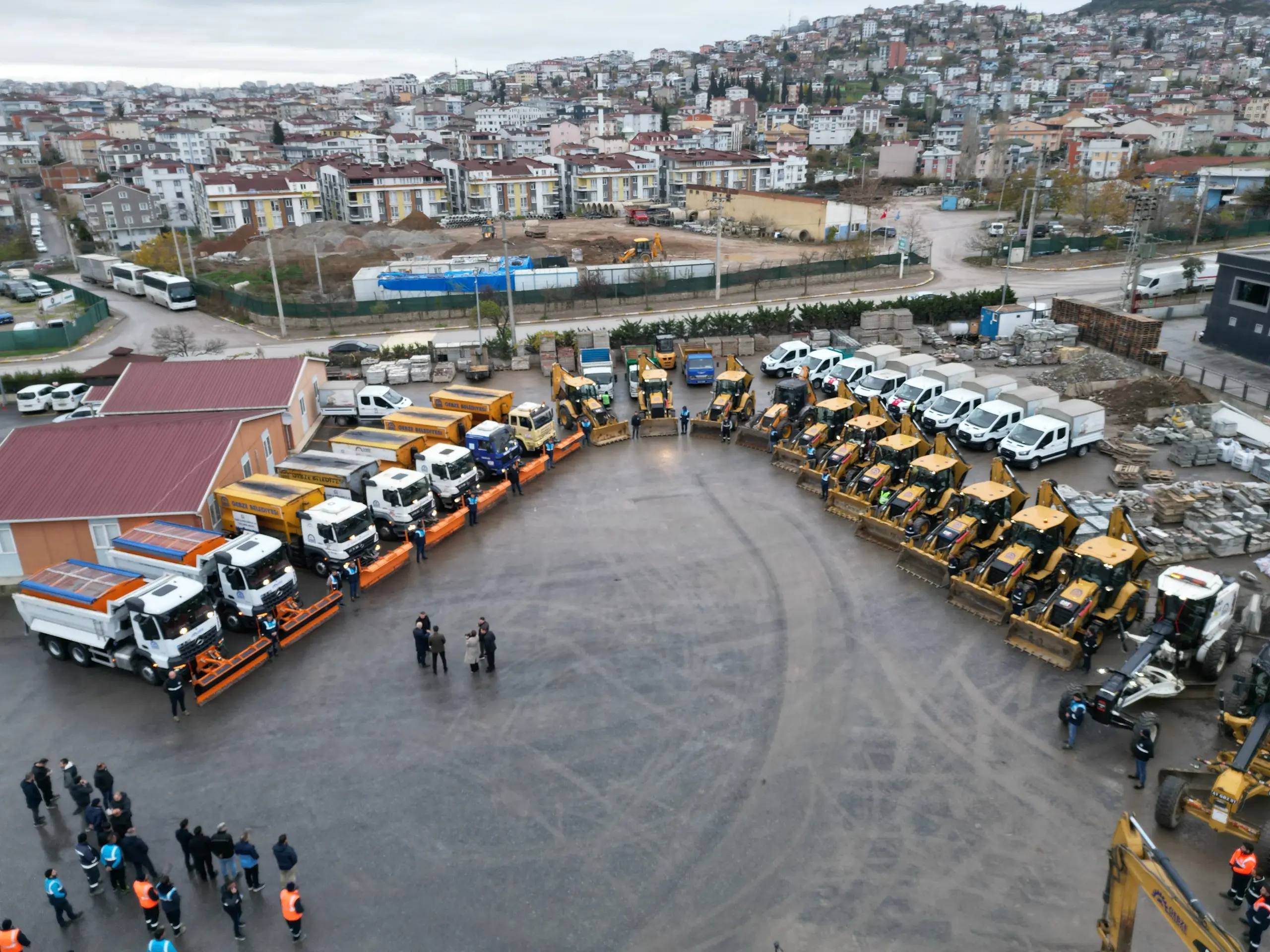 Meteoroloji Genel Müdürlüğü’nden gelen kar yağışı uyarısının ardından Gebze Belediyesi