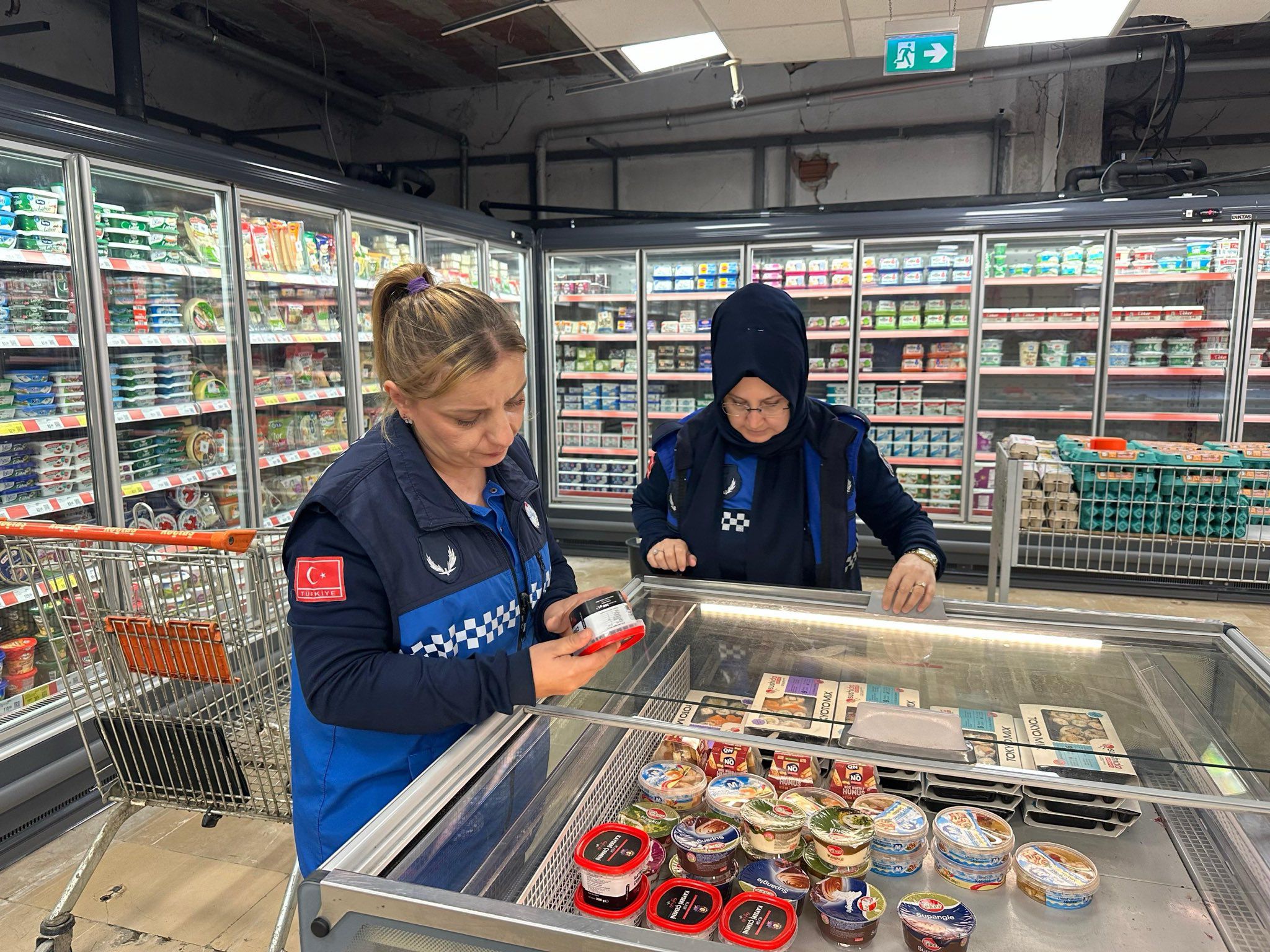 Kocaeli Büyükşehir Belediyesi zabıta ekipleri, yılbaşı öncesi marketlerde sıklaştırdıkları denetimlerle