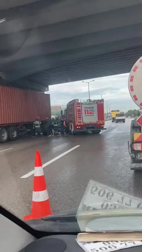 TEM Otoyolu’nun Kocaeli geçişinde meydana gelen kazada, bir tır sürücüsü