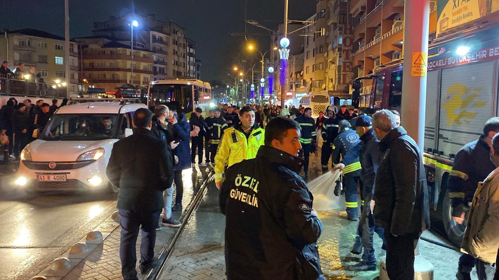 Kocaeli’nin İzmit ilçesinde yolun karşısına geçmeye çalışan 71 yaşındaki Nazlı