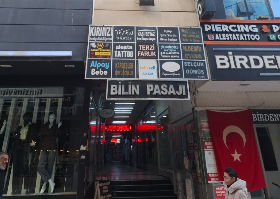 Yıkım kararı alınan İzmit Bilin Pasajı’nda zabıta ekipleri eşliğinde gerçekleştirilen