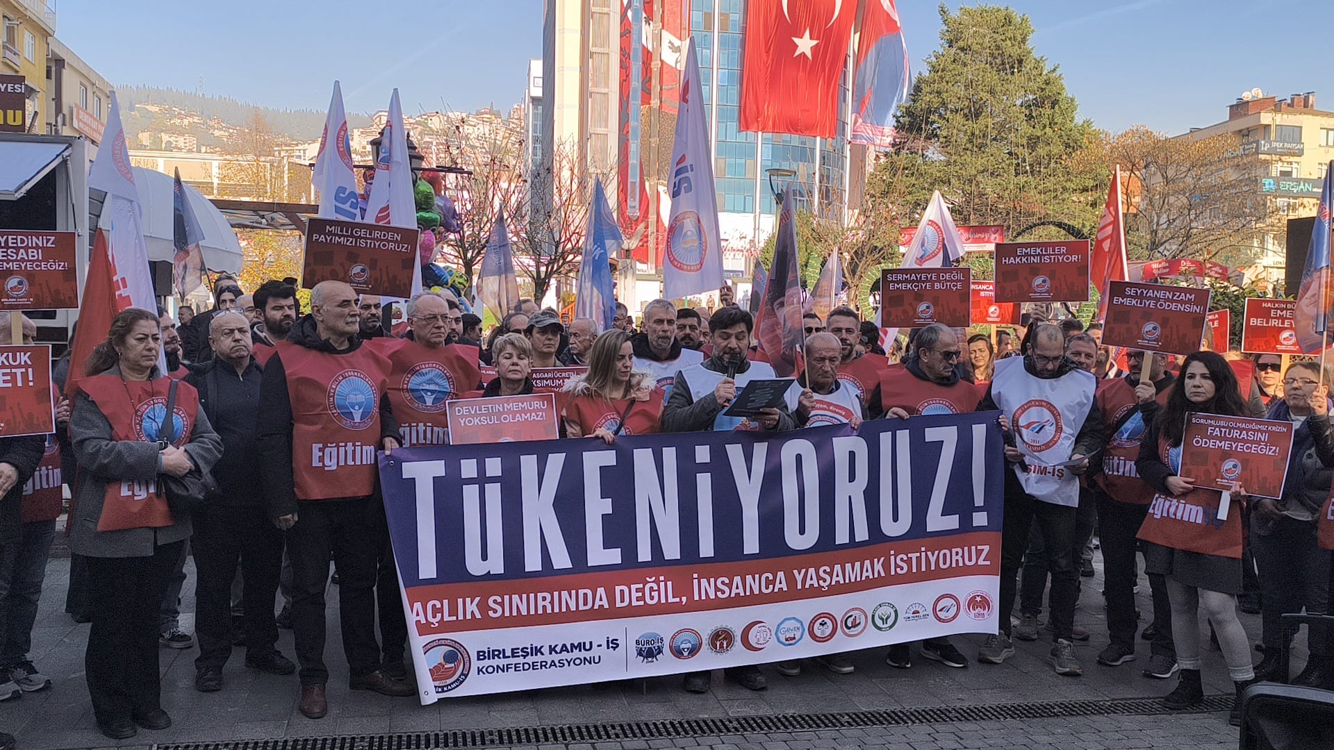 Birleşik Kamu-İş Konfederasyonu, bugün  gerçekleştirilen iş bırakma eylemi kapsamında Sabri