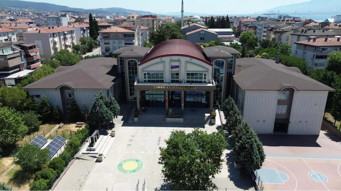 Derince ilçesinde bulunan Şükrü Aracı İlkokulu’nun müştemilatında henüz belirlenemeyen bir