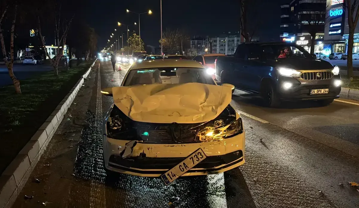 Bolu D-100 karayolunun Beşkavaklar Mahallesi İstanbul istikametinde iki otomobil çarpıştı.