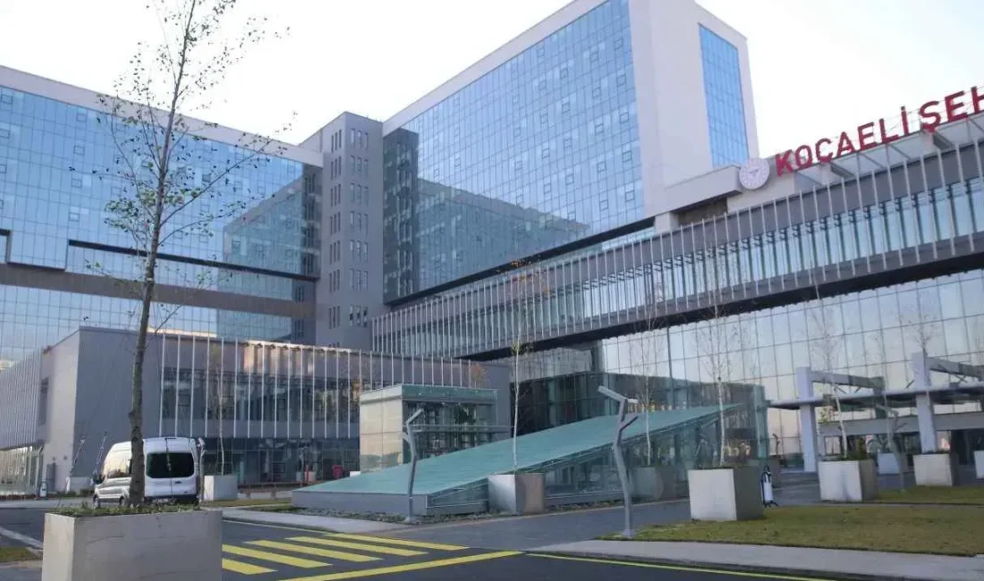 Kocaeli Şehir Hastanesi acil servisi önünde akşam saatlerinde yaşanan intihar