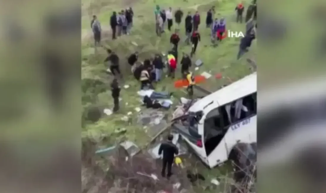 Esenyurt ilçesinde kontrolden çıkan servis minibüsünün şarampole yuvarlandığı kazada ölü