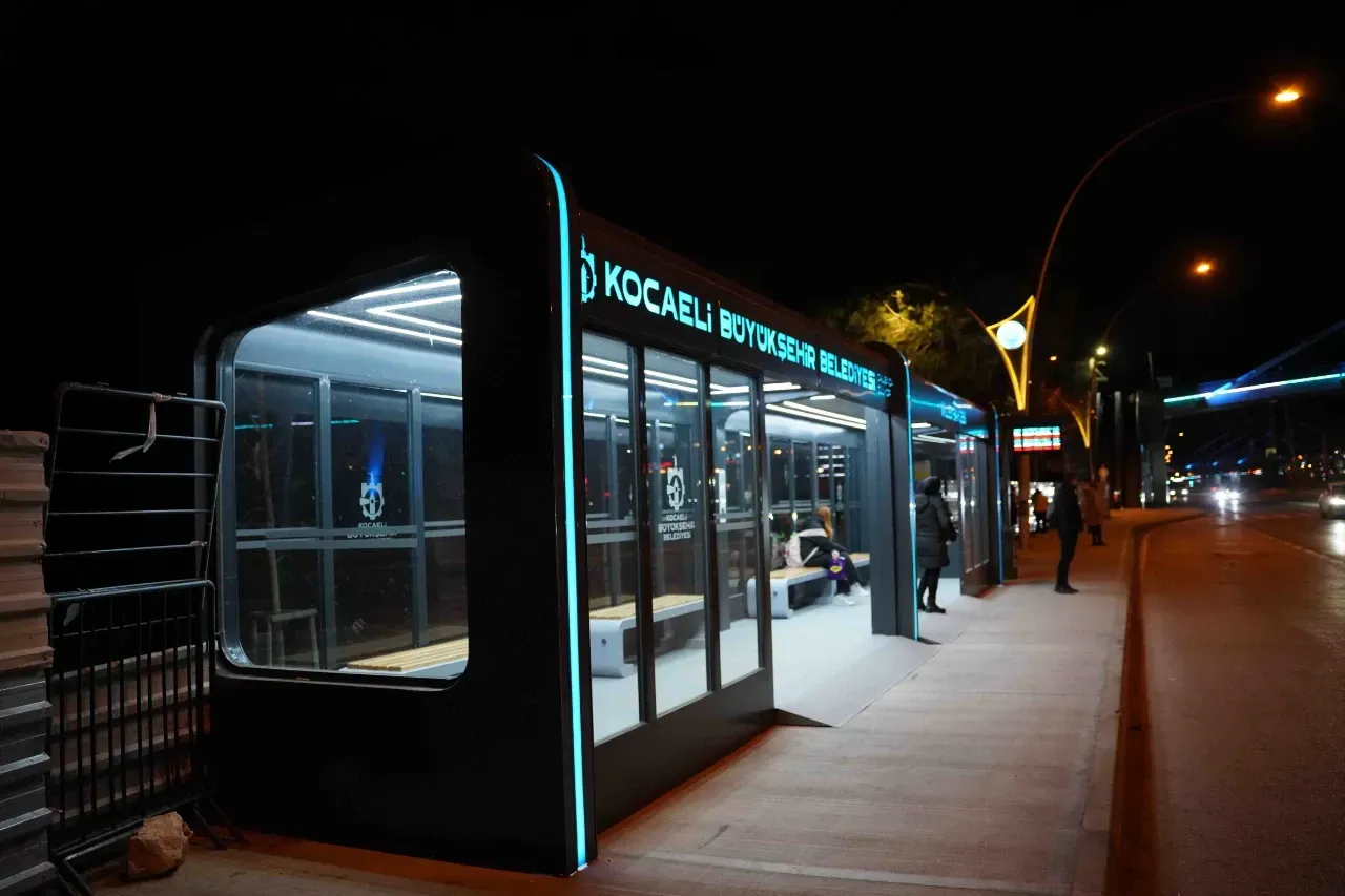 Kocaeli Büyükşehir Belediyesi, elektrik hattı bulunmayan otobüs duraklarını güneş enerjili