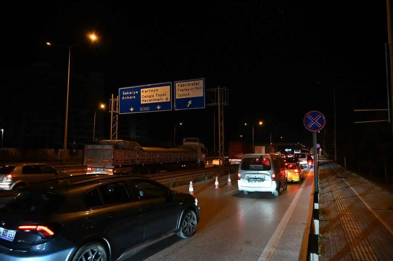 D-100 Karayolu’nun İzmit geçişi Güney yan yolunda trafikte yaşanan kavga,