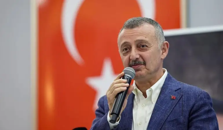 Kocaeli Büyükşehir Belediye Başkanı Tahir Büyükakın, Gebze’de çöken bina sonrası