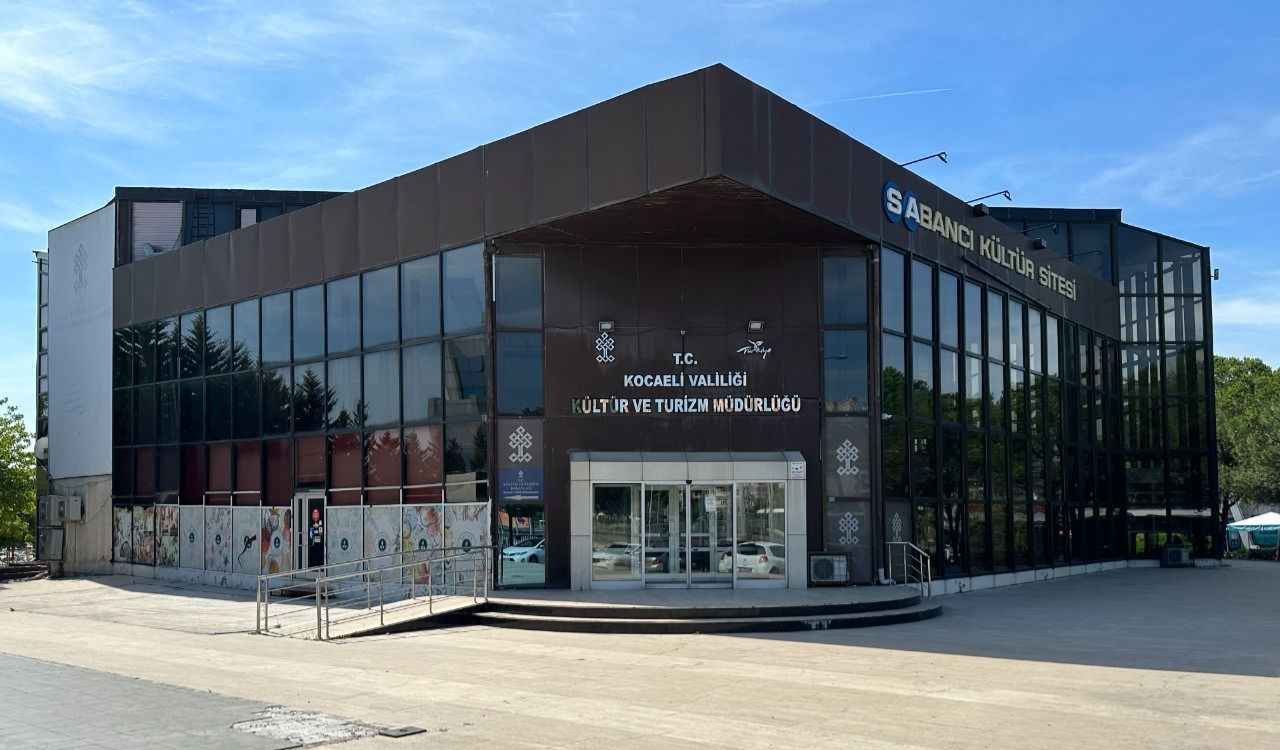 Sabancı Kültür Merkezi’nin yan bölümünde hizmet veren Kocaeli İl Halk