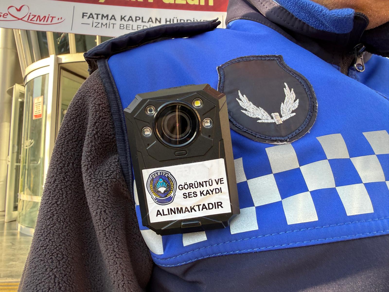 İzmit Belediyesi, zabıta denetimlerinde teknolojik bir yenilik başlatarak personeline yaka