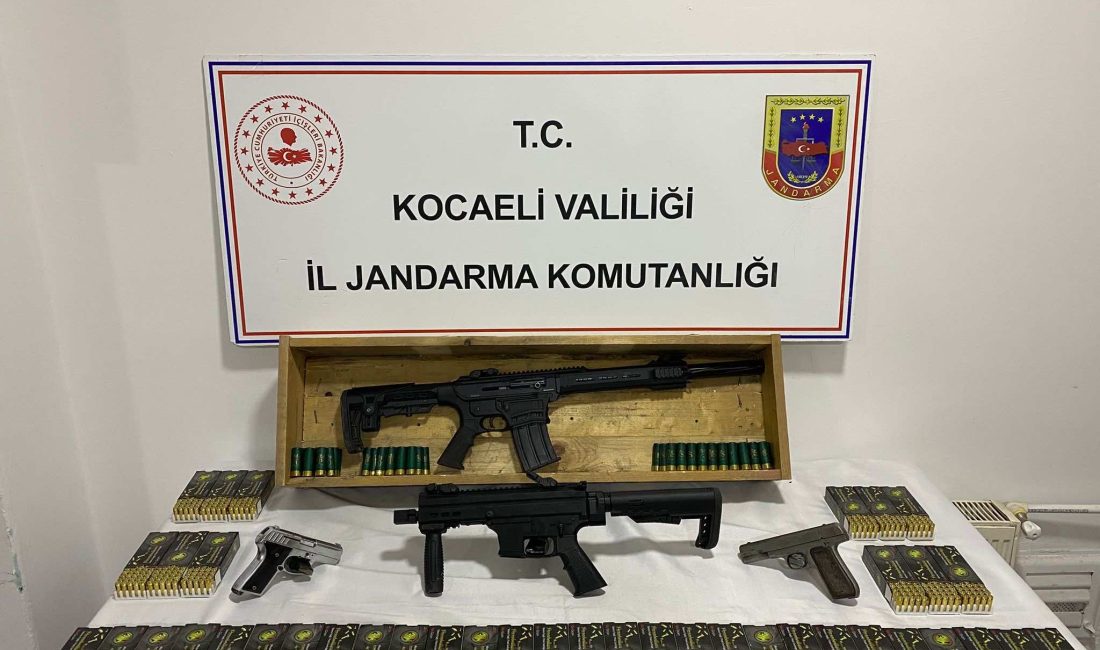 Kocaeli İl Jandarma Komutanlığı, Gebze’de düzenlediği operasyonda çok sayıda silah
